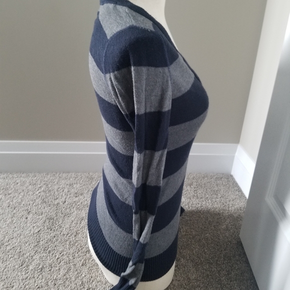 Hollister sweater - Picture 2 of 2